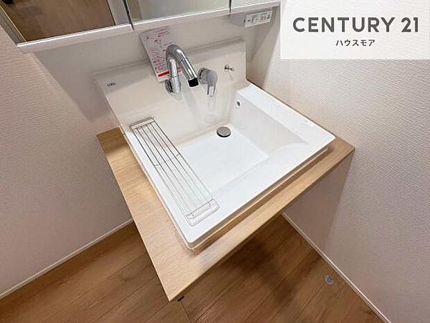 深い洗面台ボウルは、水が跳ねにくいのでお手入れが楽々！清潔感が保てます！キレイな洗面所で自分磨きのモチベーションが上がりますね！