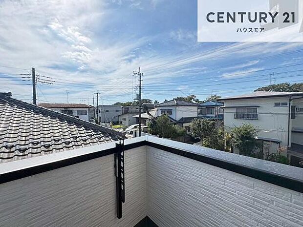 陽当たりの良いバルコニーで、洗濯物も気持ちよく干せる住空間。日中は明るい陽光が差し込み、爽やかな風も感じられる心地よい場所です！