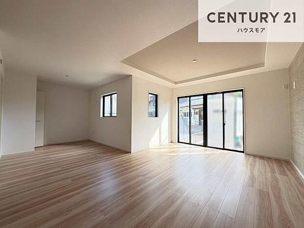 大きな窓から陽光が差し込む、明るく心地よいリビング。外の明るさを室内まで取り込むことで、開放感のある伸びやかな住空間を演出しています。