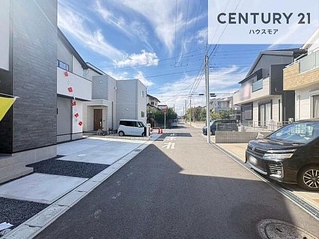 前面道路5.2ｍ！陽当り良好な立地です。車庫入れが苦手な方も安心ですね。