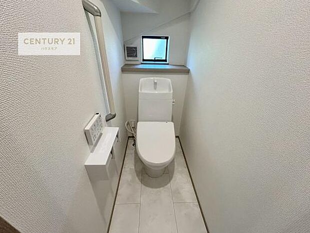 1・2階にトイレがございます！朝の忙しい時間帯も待たずにすみそうですね。白を基調とした清潔感のあるトイレでお手入れがしやすいです！