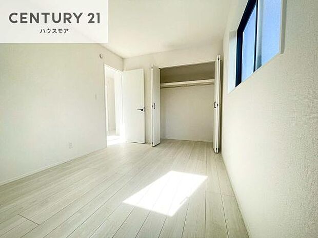 掃き出し窓がないお部屋は、お子様のお部屋としても安心です!収納スペースも充実しているので散らかったお部屋をサッと片付けられます!
