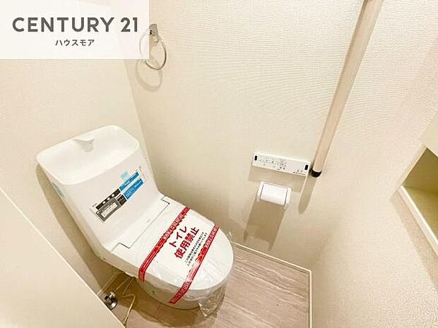 1・2階にトイレがございます!朝の忙しい時間帯も待たずにすみそうですね。白を基調とした清潔感のあるトイレでお手入れがしやすいです!