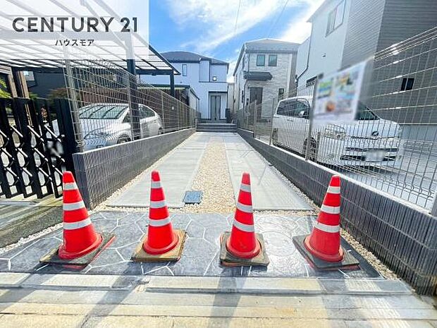 駐車スペースは2台分あります!セカンドカーはもちろん、バイクや自転車なども置き場所に困りません。