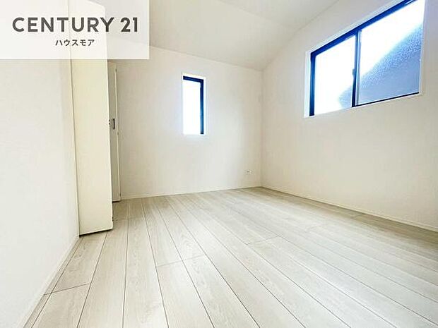2面採光を確保した明るい室内は、風通しも良く大変居心地の良い空間となっております。リラックスして過ごせる心地の良いお部屋です!
