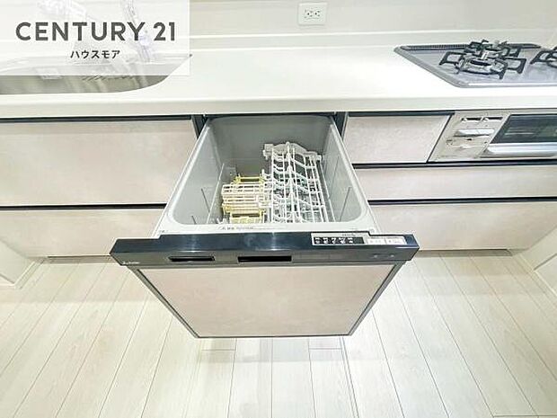 食洗機付きのキッチンです!忙しい時や手荒れ防止として大変活躍する便利な仕様です!ビルトインなのでキッチンの場所を取らず調理スペースを広く使うことが出来ます!