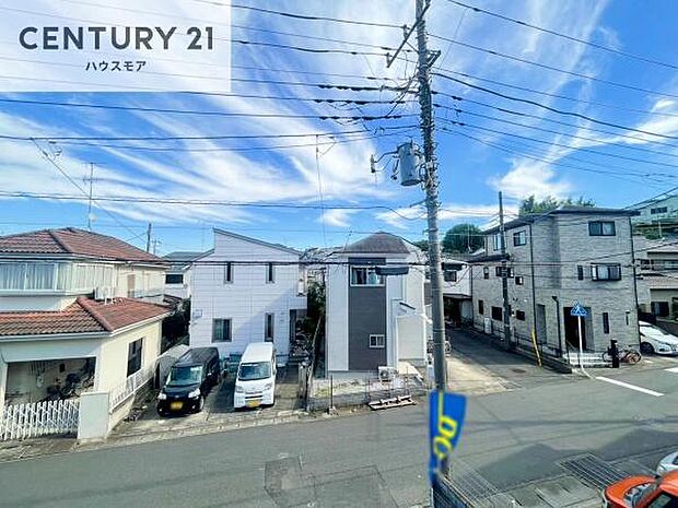 晴れた日には青い空を見渡せる開放的な時間を楽しめます。気持ちの良い風が通り抜ける街並みです!
