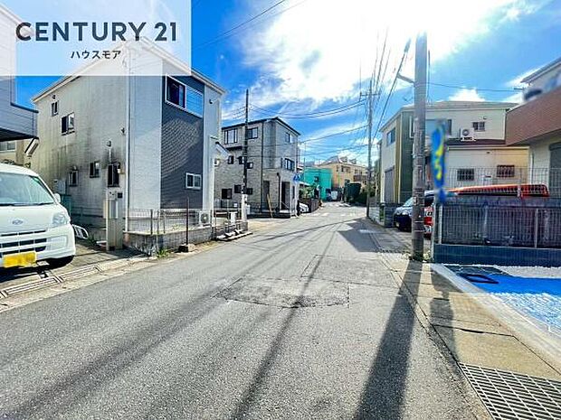 前面道路6m!陽当り良好な立地です。車庫入れが苦手な方も安心ですね。