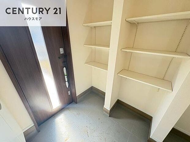 玄関収納が充実しているので、玄関周りがスッキリ片付き来客時にも靴の置き場に困りません！