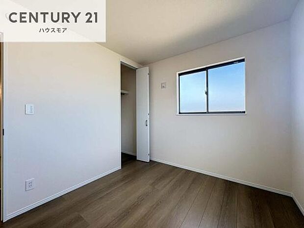 掃き出し窓がないお部屋は、お子様のお部屋としても安心です！収納スペースも充実しているので散らかったお部屋をサッと片付けられます！