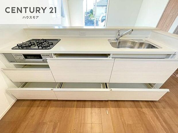 収納力の高いシステムキッチンで、調理器具や食器もすっきり片付き、広々とした空間で快適に料理が楽しめます。
