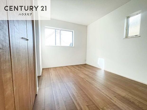 掃き出し窓がないお部屋は、お子様のお部屋としても安心です！収納スペースも充実しているので散らかったお部屋をサッと片付けられます！