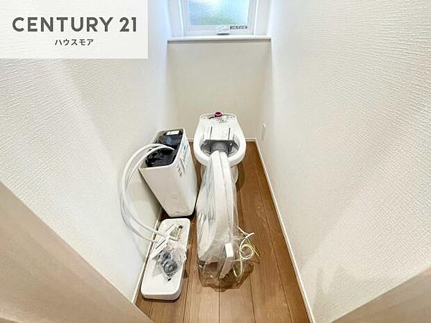 1・2階にトイレがございます！朝の忙しい時間帯も待たずにすみそうですね。白を基調とした清潔感のあるトイレでお手入れがしやすいです！
