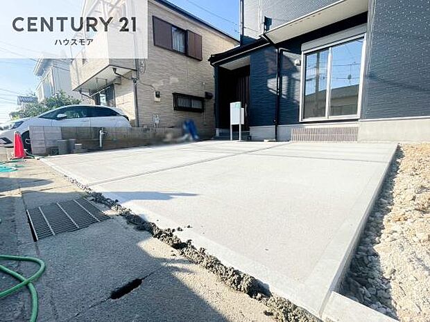 駐車スペースは2台分あります！セカンドカーはもちろん、バイクや自転車なども置き場所に困りません。