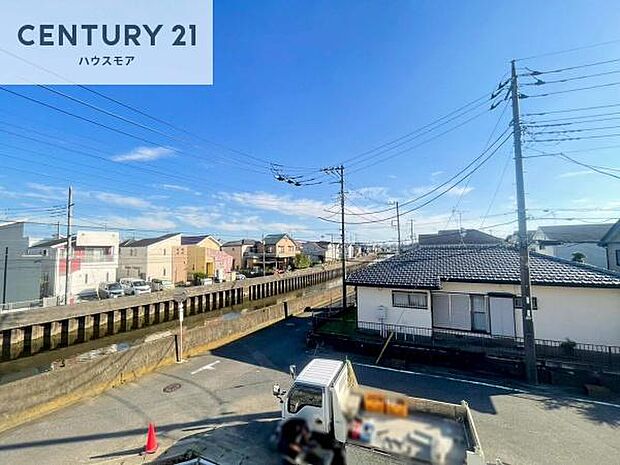 落ち着いた住宅街の景色を望みながら、視界もしっかり確保された眺望。街並みを身近に感じつつ、ゆったりとした開放感を楽しめます。