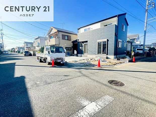 前面道路8ｍ×4.15ｍ！陽当り良好な立地です。車庫入れが苦手な方も安心ですね。