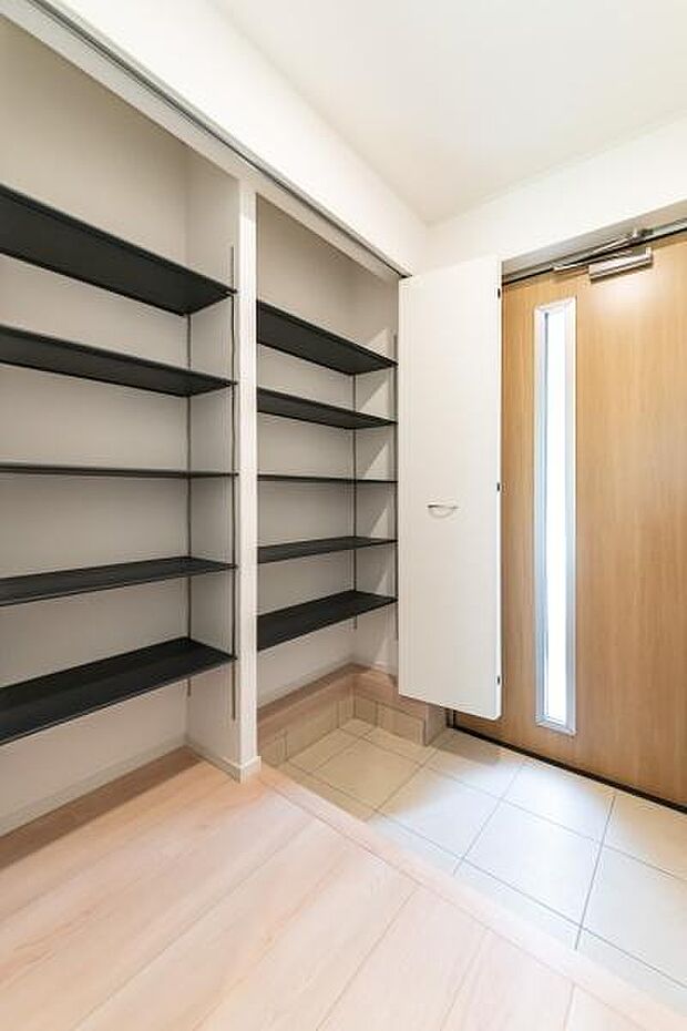 大容量の可動棚付き玄関収納。家族全員の靴やアウトドア用品もすっきり収納！