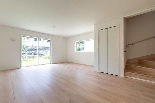 庭へと繋がる大きな窓が開放的。収納力も兼ね備えた、心地よいLDK空間。