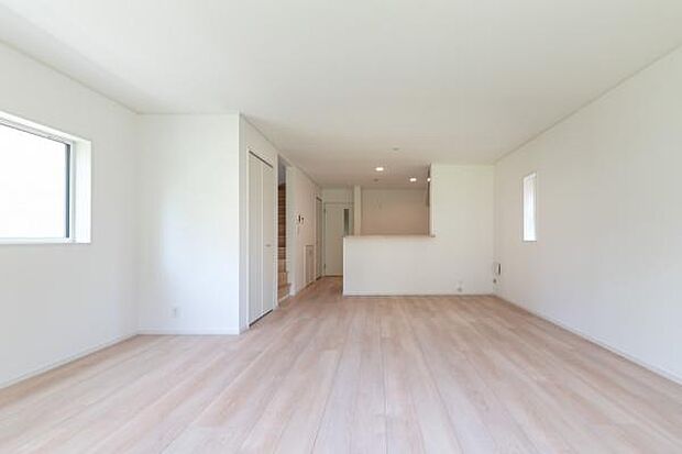 明るい木目調の床と白壁のLDK。家具で自由に彩る、広々としたシンプル空間。