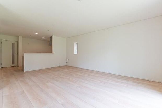 開放感あふれるLDK。家族を見守りながら料理ができる、快適なカウンターキッチン。