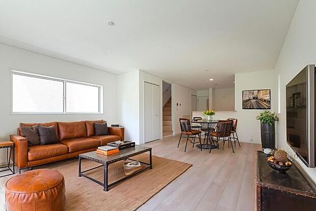 光が差し込む広々リビング。家具で個性を演出できる、自由度の高い空間設計。（本画像はCGにて家具を配置しております。実際に家具はおかれておりません。）