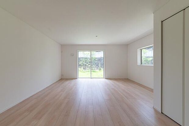 ナチュラルな床材と白い壁。収納付きでいつでもすっきり、自由度の高い空間。