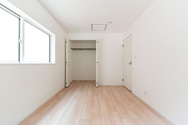 光溢れるシンプルな洋室。収納付きでいつでもすっきり、快適なプライベート空間。