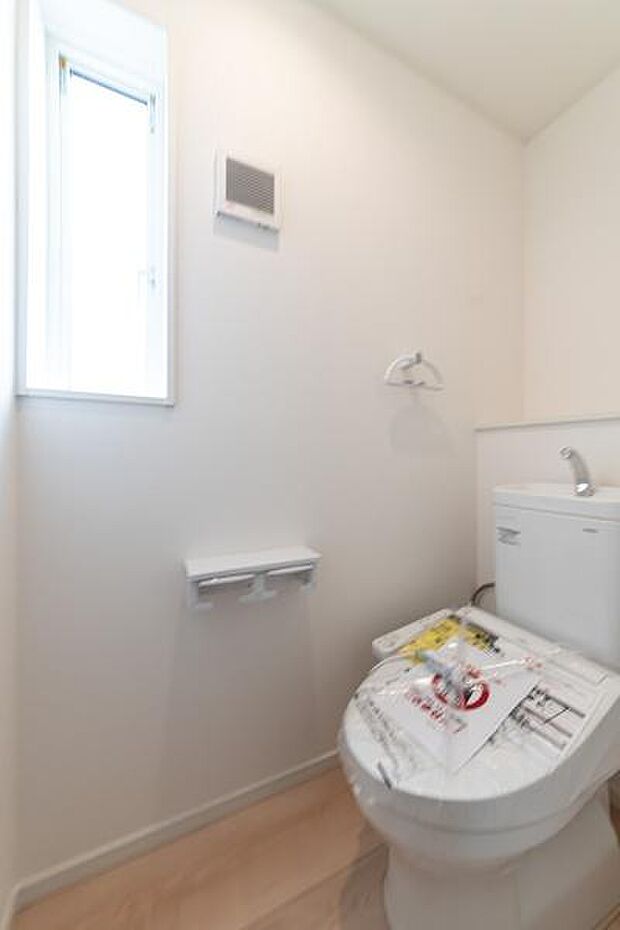 採光窓付きで明るく清潔な空間。快適な時間を過ごせる、ウォシュレット付トイレ。