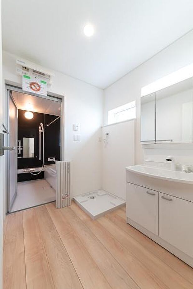 ワイドな洗面台と浴室暖房乾燥機を完備。家事の負担を減らす、快適なサニタリー。