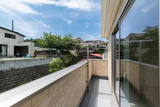 青空が広がる開放的なバルコニー。心地よい風を感じながら、癒やしの時間を！