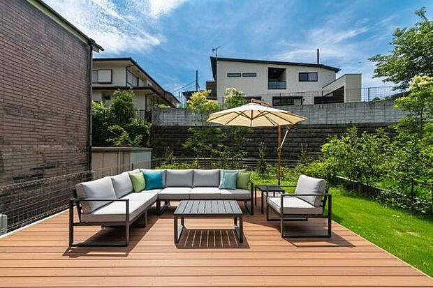 青空の下、セカンドリビングとして楽しむウッドデッキ。優雅な休日をあなたに。（本画像はCGにて家具やウッドデッキ等を配置しております。実際に家具等はおかれておりません。）