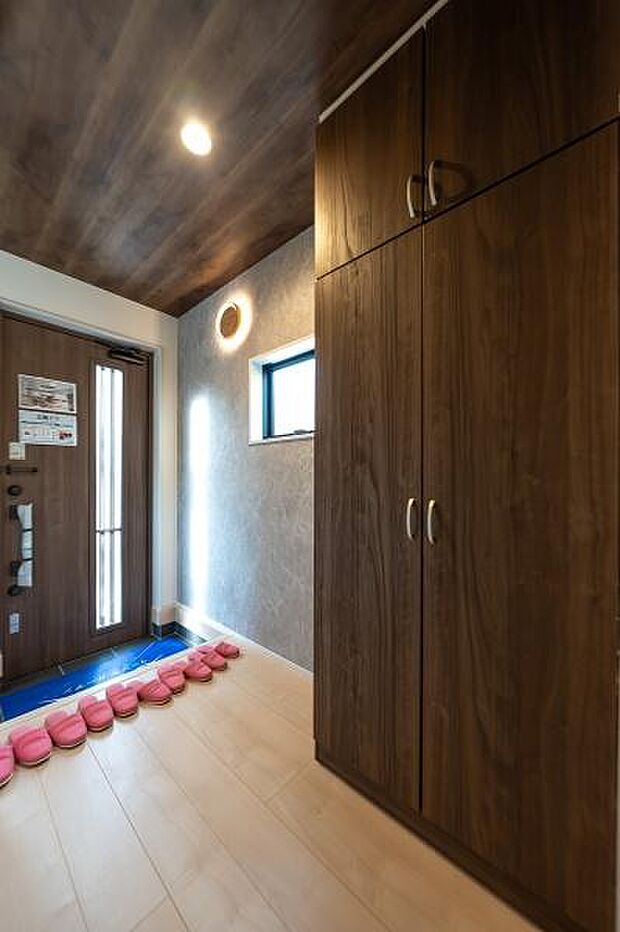 高級感のある木目が印象的なエントランス。全室収納完備で、来客時も気持ちよく迎えられます。