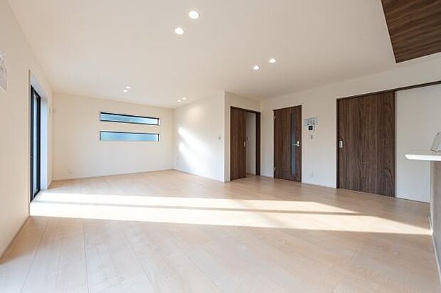 陽光が降り注ぐ開放的なリビング。どんなインテリアも映えるシンプルな内装が魅力。