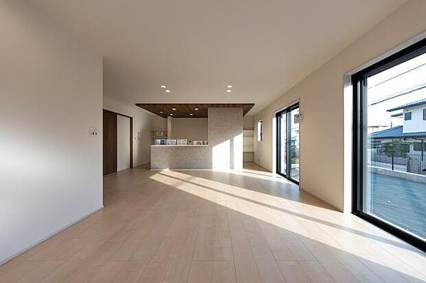 広々としたLDKには、大きな窓から気持ちの良い光が差し込みます。心地よい木の温もりを感じる家。