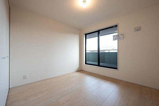 明るい木目のフローリングが心地よい洋室。大きな窓から光が入り、シンプルで使いやすいプライベート空間。