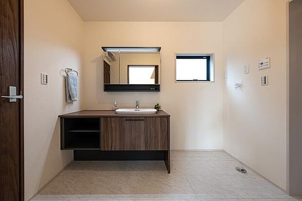 高級感のある造作風洗面化粧台。ゆとりのある空間で、心地よい朝の時間をスタート。