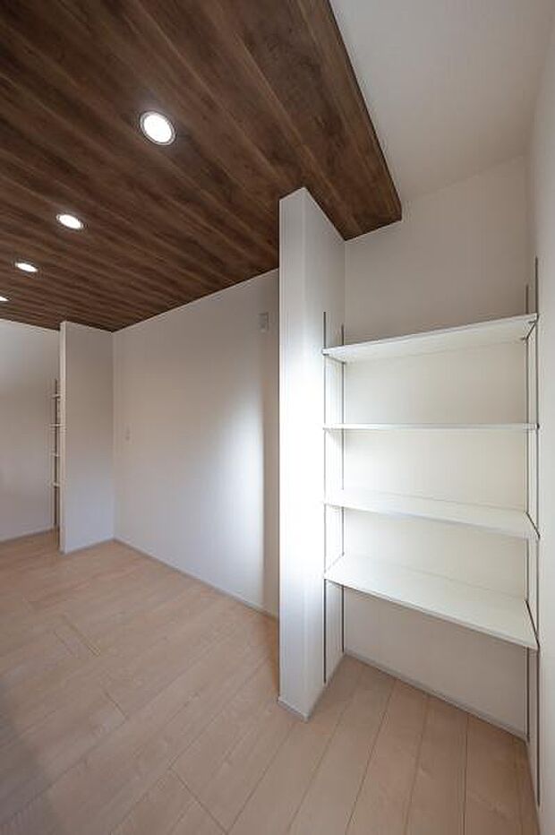 木目調の天井がアクセント。キッチン周りのストックに便利な可動棚付きの収納スペース。