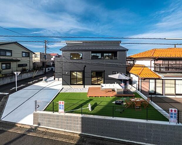 お洒落なタイルデッキのバルコニー。風を感じながら、午後のひとときを贅沢に過ごす特等席。(本画像はCGにて家具等を配置しております。実際に家具等はおかれておりません。)