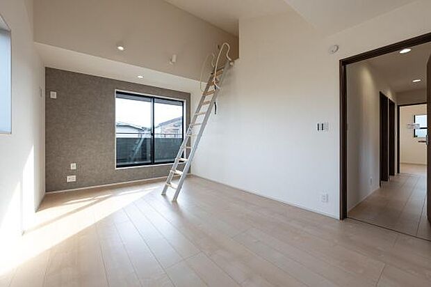 天井が高く開放感あふれる洋室。梯子で登るロフト付きで、収納はもちろん、趣味の空間としても活用できます。