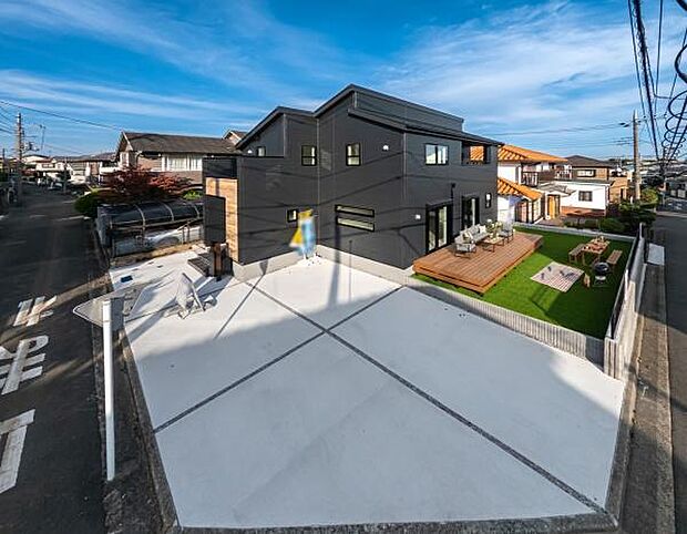 カースペースも広々確保。庭付きでスタイリッシュな黒い家。BBQやガーデニングも楽しめる。(本画像はCGにて家具やウッドデッキ等を配置しております。実際に家具等はおかれておりません。)