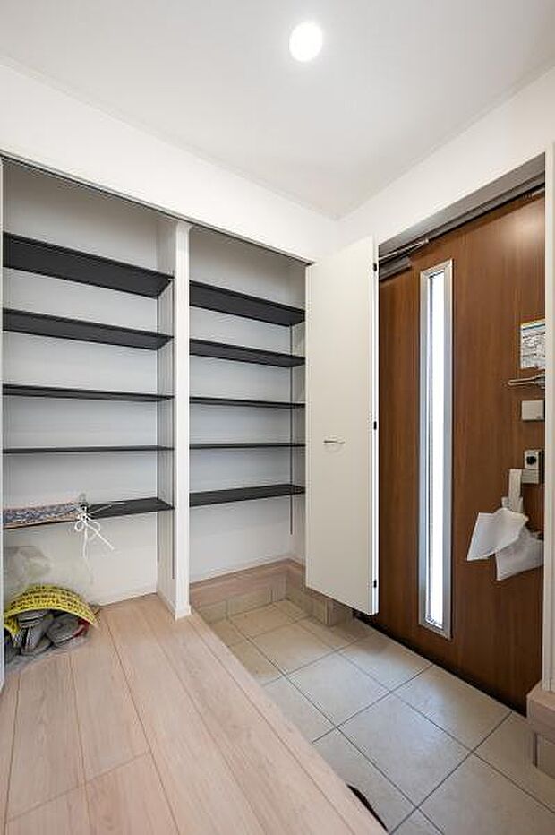 靴だけでなく、アウトドア用品もすっきり収納。いつでも片付いた玄関を保つ大容量シューズクローク。