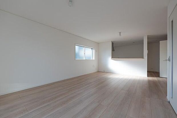 広々とした白いキャンバス。明るい木目の床が心地よい、あなた色に染まる自由なLDK。