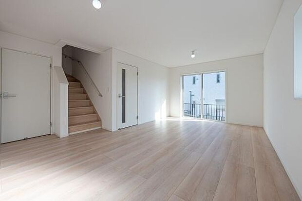 陽光が降り注ぐ、広々リビング。家具の配置も自由自在な、開放感あふれる空間が魅力。