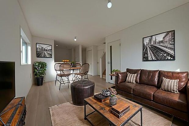 白壁に映える、大人のインダストリアル空間。洗練されたスタイルで、自分らしい毎日をデザイン（本画像はCGにて家具等を配置しております。実際に家具等はおかれておりません。）