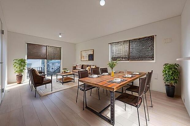 会話が弾む、広々としたLDK。デザイン性の高い空間で、ゲストを招くのが楽しみになる住まい（本画像はCGにて家具等を配置しております。実際に家具等はおかれておりません。）