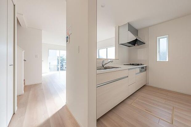 明るい光と風が通り抜けるLDKへ。機能的なキッチンから始まる、開放的で心地よい生活動線。