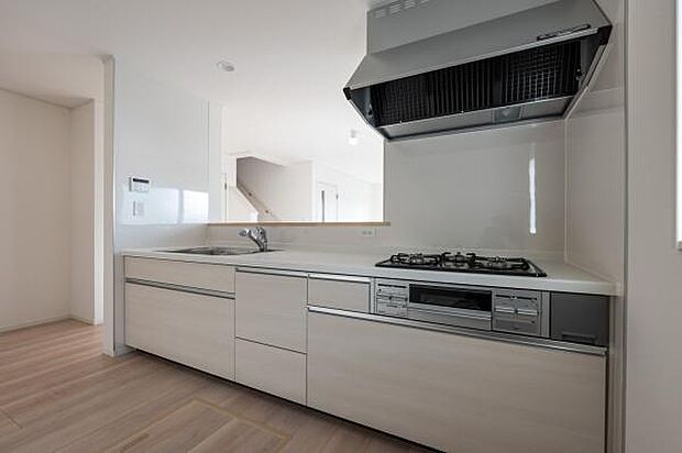 家族の様子を見守れる対面式キッチン。明るく清潔な空間で、毎日の料理も楽しく、快適に。