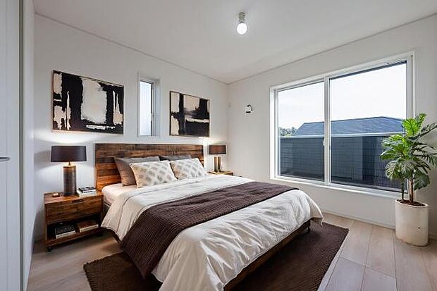 一日の疲れを癒す、静謐なプライベート空間。白と木のコントラストが美しい、上質なベッドルーム（本画像はCGにて家具等を配置しております。実際に家具等はおかれておりません。）