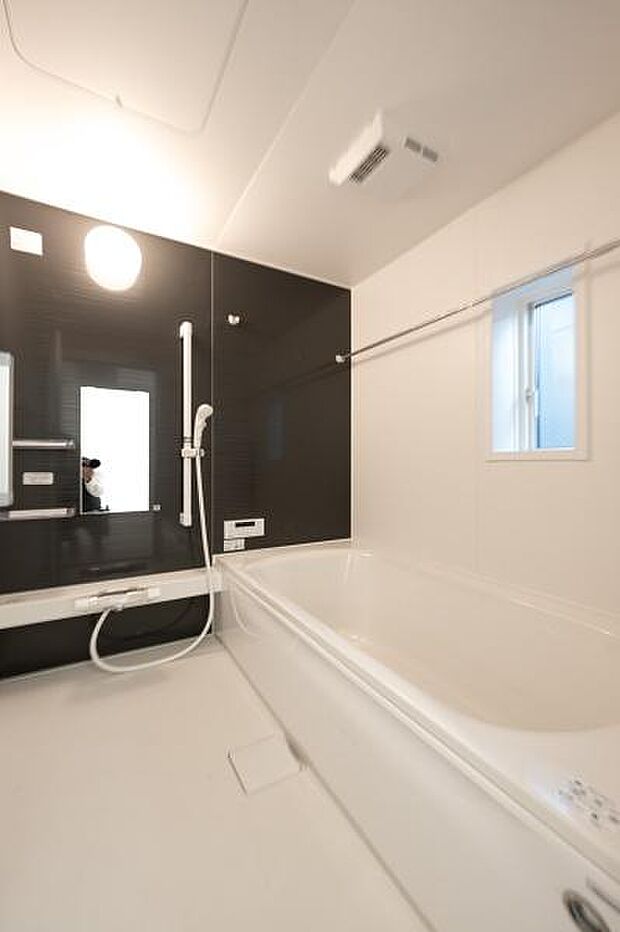 一日の疲れを癒す、広々としたバスルーム。モダンなデザイン空間で、至福のバスタイムを。