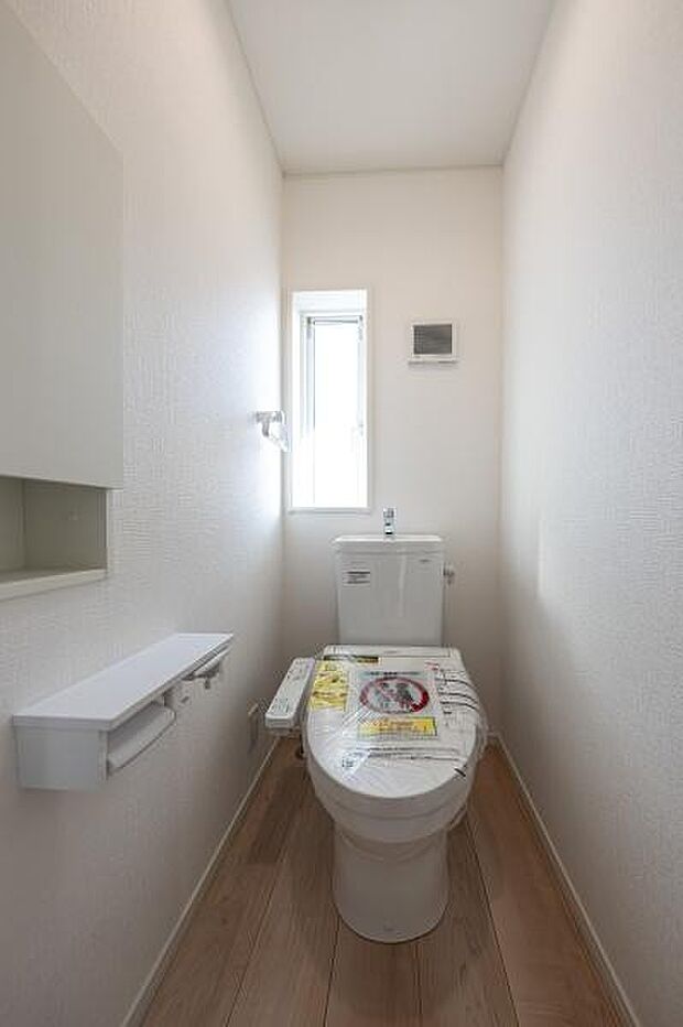 窓から自然光が差し込む、明るく清潔な空間。毎日使う場所だからこそ、心地よさにこだわりました。